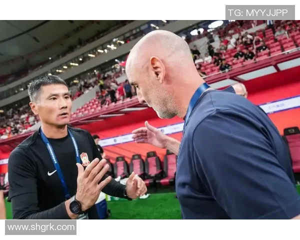 国足主帅亲自下基层选拔新人 引发现场热烈围观与关注 国足主帅亲自下基层选拔新人 引发现场热烈围观与关注